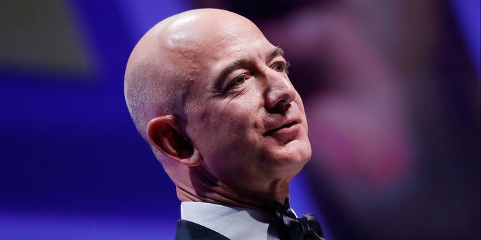 Jeff Bezos crea un fondo de 2 mil millones para escuelas y personas sin hogar
