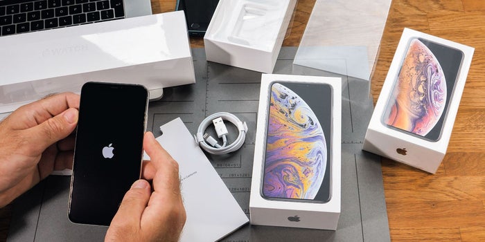 Samsung y Huawei aprovechan los reflectores de Apple para burlarse de sus 'innovaciones'