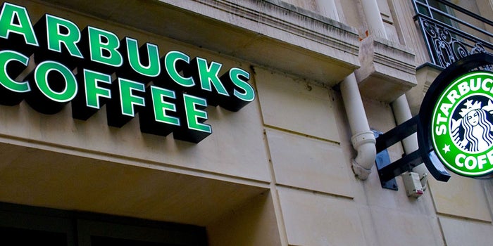 Starbucks se reestructura y planea despidos