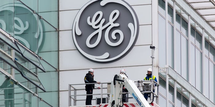 Siguen los problemas para General Electric: le bajan la calificación en Wall Street