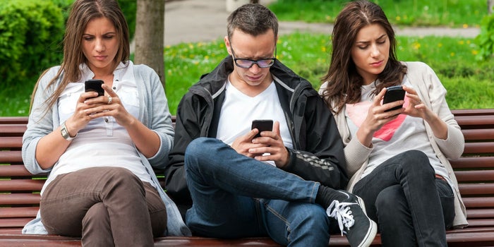 Te apostamos a que también lo haces: 7 de cada 10 personas usan su celular para evitar hablar con otros