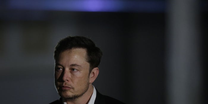 Elon Musk se burla de las autoridades estadounidenses en Twitter
