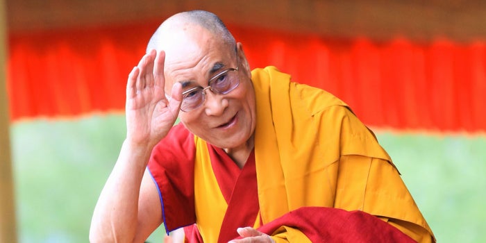 ¿Quieres vencer a los 'ladrones de energía'? Estas son las 10 claves del Dalai Lama para lograrlo