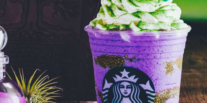 La nueva bebida de Starbucks 'está hecha' de verrugas de murciélago y escamas de lagarto