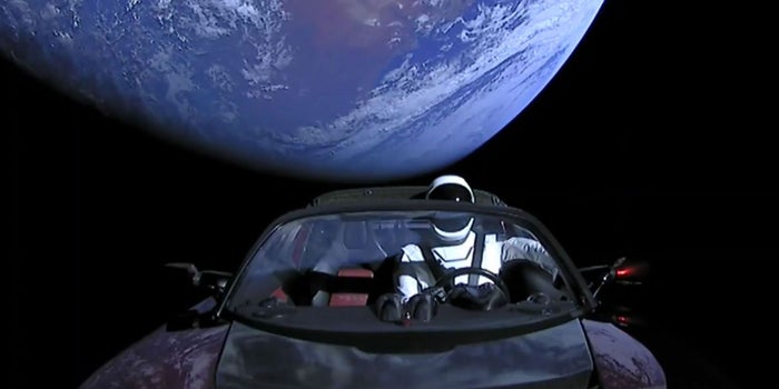 El auto que Elon Musk mandó al espacio ya está más lejos que Marte