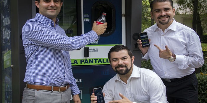 Las máquinas BioBox de estos emprendedores te dan premios por reciclar tus botellas de pet
