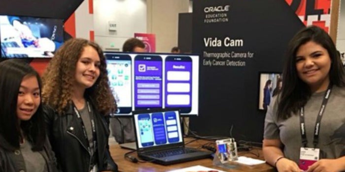 Estudiantes de 15 años crean dispositivo para la detección de síntomas de cáncer de mama