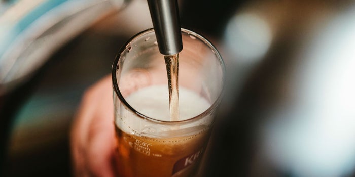 Por qué esta ciudad te da cerveza a cambio de no conducir tu auto