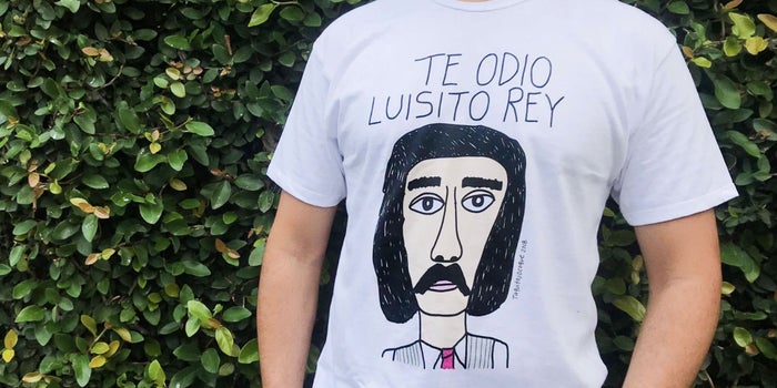 Por qué (y cómo) triunfó la playera 'Te odio Luisito Rey'