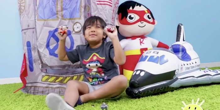 Por qué este niño de 7 años gana 22 millones de dólares al año