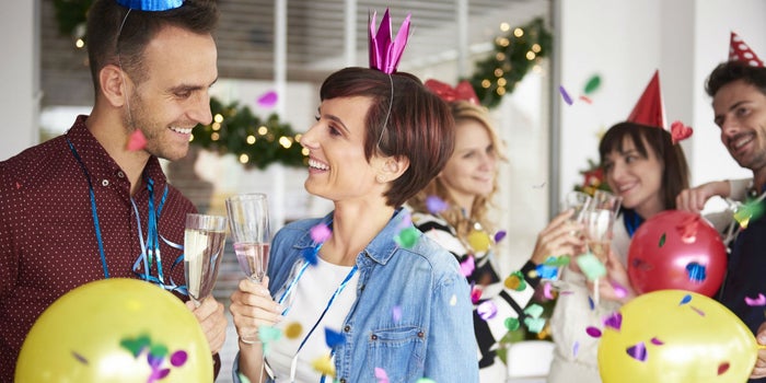 ¿Realmente vale la pena tener una gran fiesta de fin de año en la oficina?
