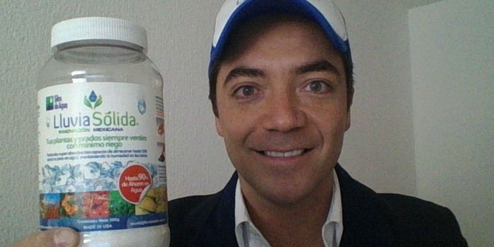 Vendió su casa para emprender y hoy compite por un millón de dólares para quitarle la sed al mundo.