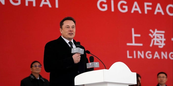 Elon Musk comenzó a construir una fábrica de Tesla en China (y podría esquivar la guerra comercial de Trump)