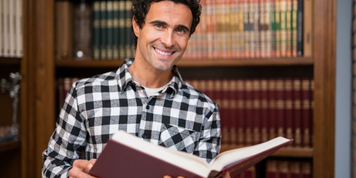 ¿No puedes pagar una maestría? Lee estos 6 libros para educarte a ti mismo