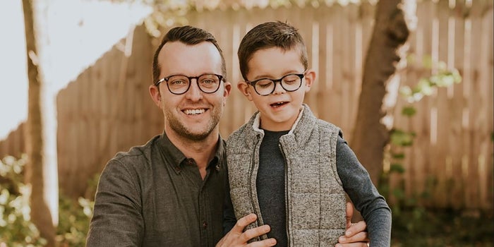 Cuando nuestro hijo nació casi ciego abrimos un negocio de lentes para niños
