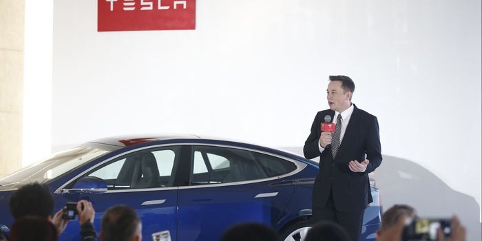 Tesla anuncia un plan para reducir el 7% de su fuerza laboral; sus acciones se desploman