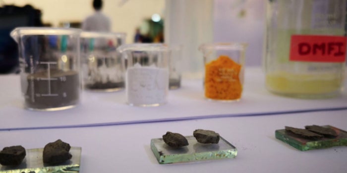 Alumnos del IPN inventan concreto que absorbe energía solar y genera electricidad
