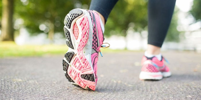 Los tenis hermanos de Google que te avisarán cuando subas de peso