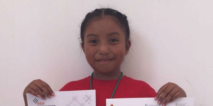 Chiapaneca de 8 años gana premio por inventar un calentador ecológico