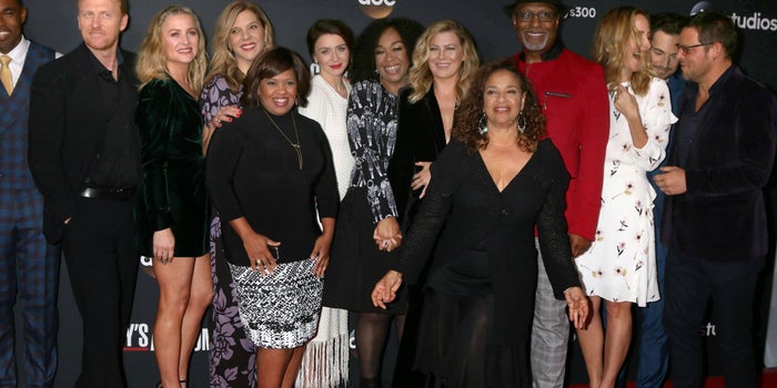 Cómo ganar dinero haciendo llorar a la gente como la creadora de 'Grey's Anatomy'