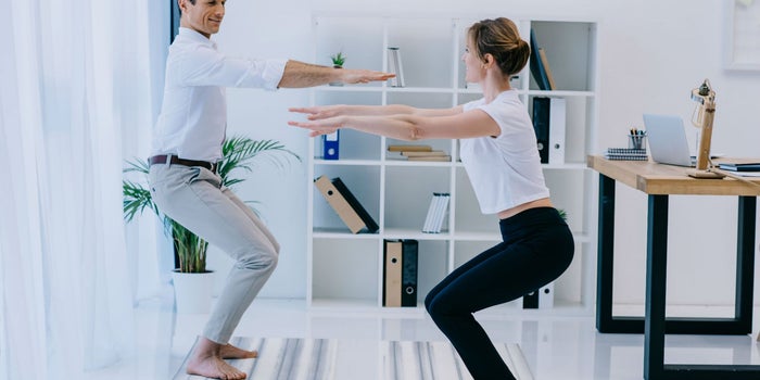 Cómo hacer yoga desde tu escritorio en 4 pasos