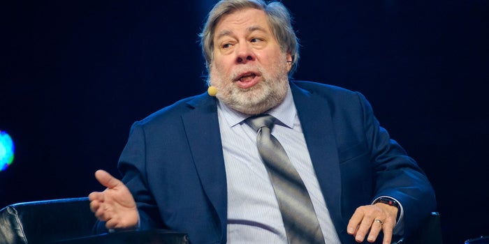 Steve Wozniak 'se enojó' por no tener un iPhone plegable