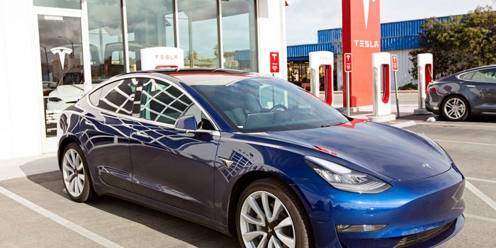 Finalmente Tesla cumplirá su promesa de vender un coche en 'solo' 35 mil dólares... pero cerrará sus tiendas en todo el mundo