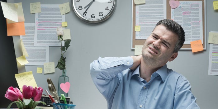 ¿Te duele el cuello? Aplica estos 4 tips para trabajar cómodamente en tu escritorio