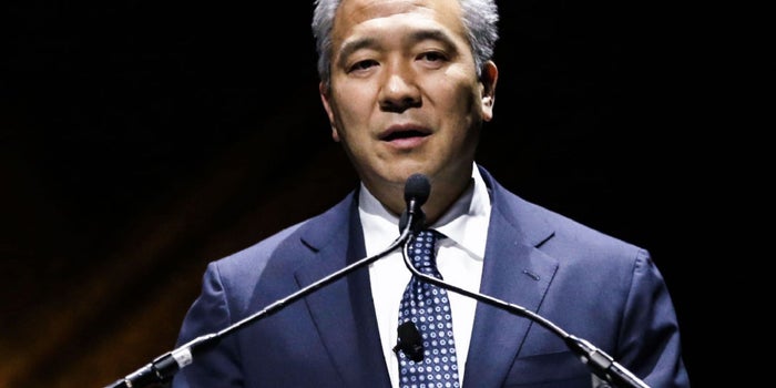 Renuncia el CEO de Warner Bros. por conducta sexual indebida