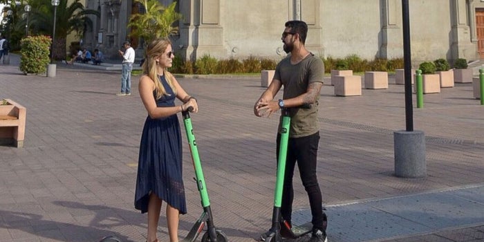 ¡OJO! La bicicletas y los scooters no van sobre las banquetas: Semovi