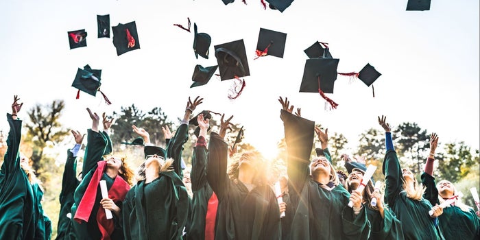 ¿Acabas de salir de la escuela? Aquí la forma en la que puedes destacar, incluso en las mejores empresas