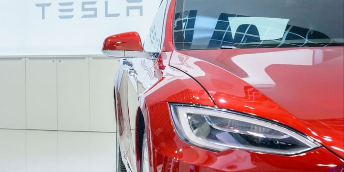 Tesla elevará 'substancialmente' el precio de su auto con piloto automático