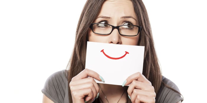 Fingir sonrisas en el trabajo te puede llevar a beber más: estudio