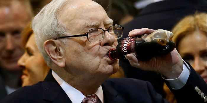 Warren Buffett dice que come McDonald's y mucha Coca-Cola 3 veces a la semana porque no le 'preocupa' la muerte