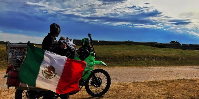 El joven guanajuatense que recorre el mundo en moto para demostrar que se pueden lograr los sueños