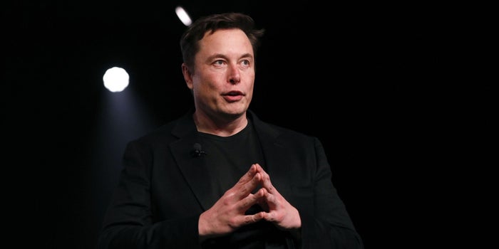 Siempre sí: Elon Musk se echa para atrás y anuncia que Tesla levantará 2.7 mil millones de dólares para fortalecerse
