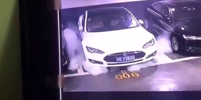Otro auto Tesla se incendia en un estacionamiento