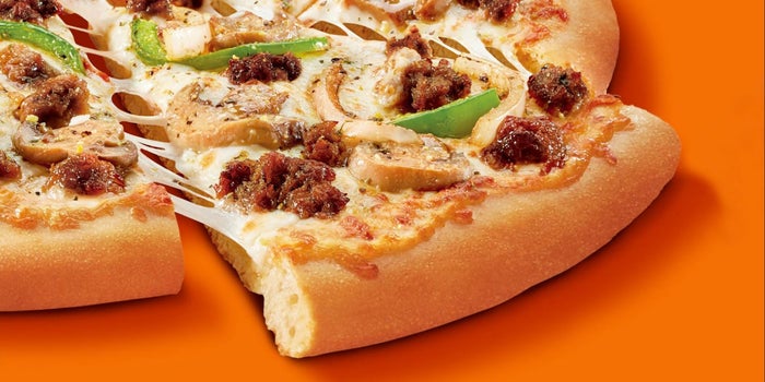 Little Caesars lanza una pizza con 'salchichas vegetales'