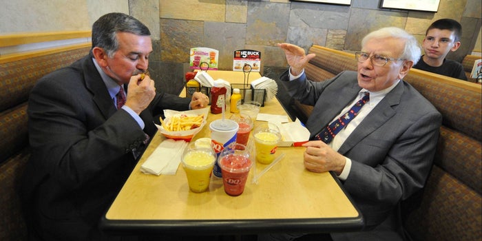 Alguien acaba de pagar 4.6 millones de dólares para almorzar con Warren Buffett