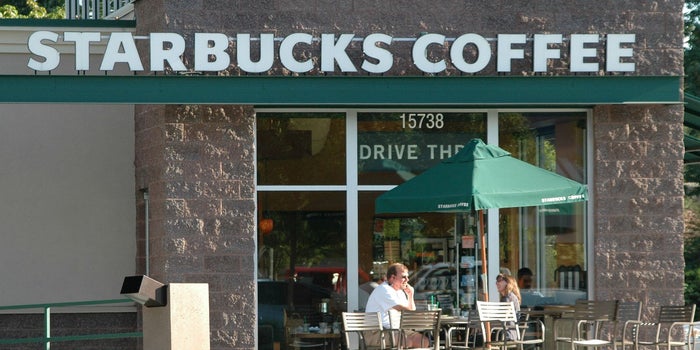Starbucks ofrecerá becas a sus empleados en México