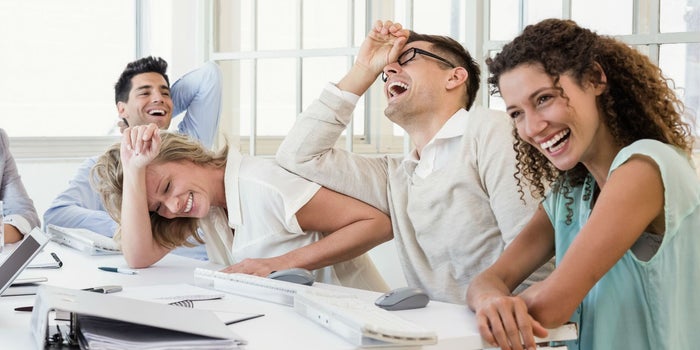 Baja el estrés utilizando la comedia en tu oficina