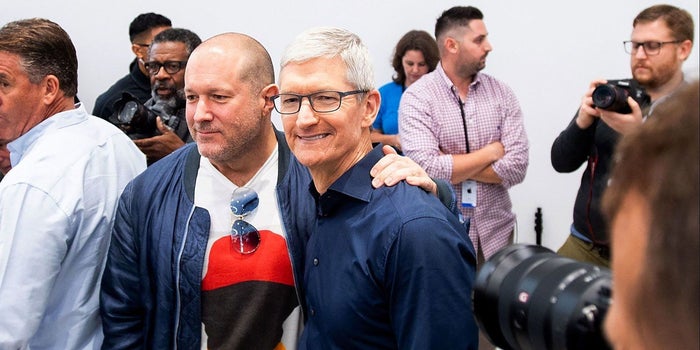 El artículo del Wall Street Journal sobre la salida de Jony Ive de Apple es 'absurdo': Tim Cook