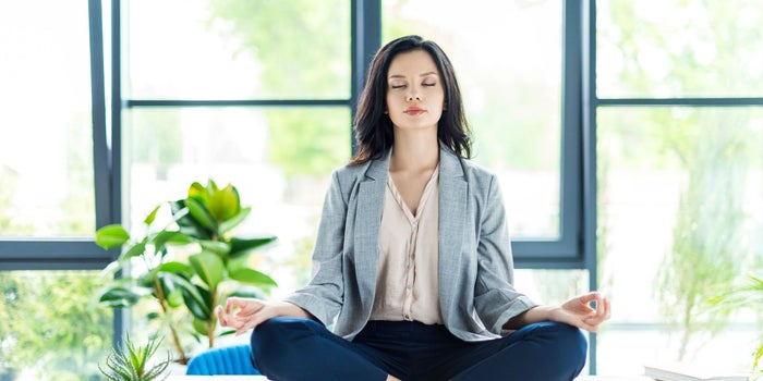 ¡Acaba con el estrés! Atrévete a practicar el yoga corporativo con tu equipo