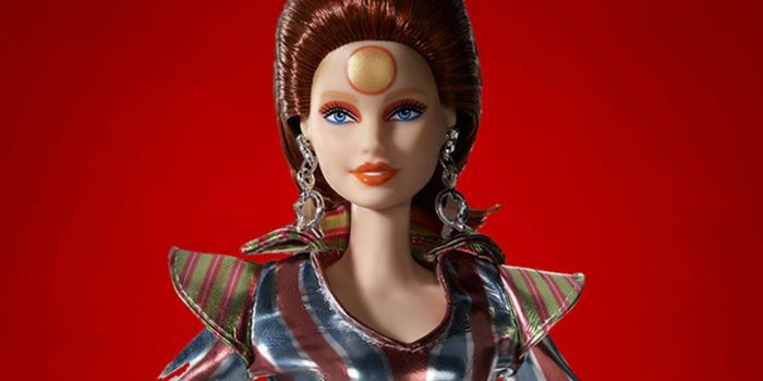 Barbie homenajea a David Bowie y presenta una muñeca vestida como el alter ego
