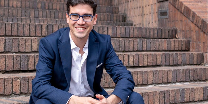 Vivió la violencia en Colombia cuando era niño. Hoy es copresidente del Foro Económico Mundial y está formando a los jóvenes del futuro