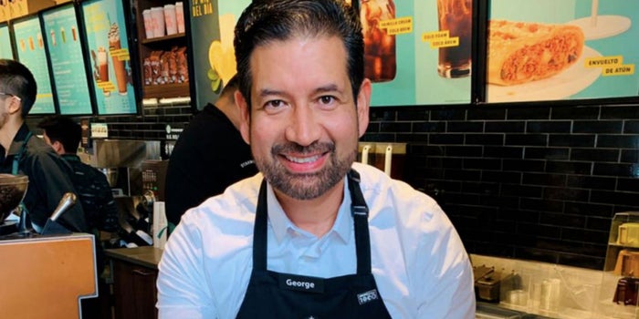 Él es el 'papá Starbucks' en México y nos dice cómo manejar un equipo de éxito