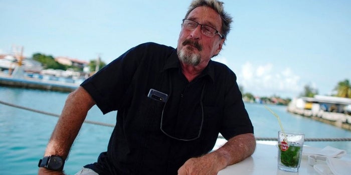 Detienen al creador del antivirus McAfee en República Dominicana; llevaba artillería militar