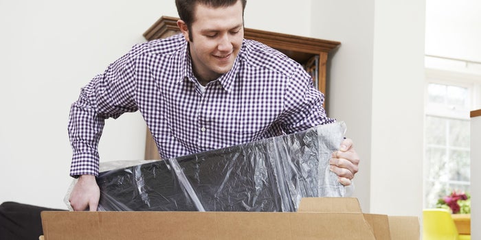 Este emprendedor aprovechó el plástico que traían los muebles de tu casa para hacer bolsas ecológicas y salvar el planeta