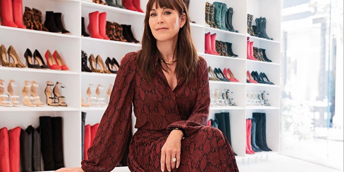 De la quiebra a conseguir 87 millones de dólares de financiamiento: Así fue como la cofundadora de los zapatos de lujo Jimmy Choo salvó su marca