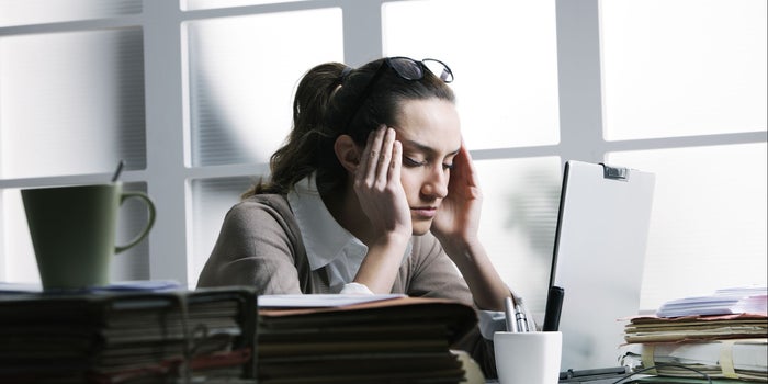 ¡No dejes que el estrés te acabe! Te decimos cinco formas de ponerle un alto en el trabajo